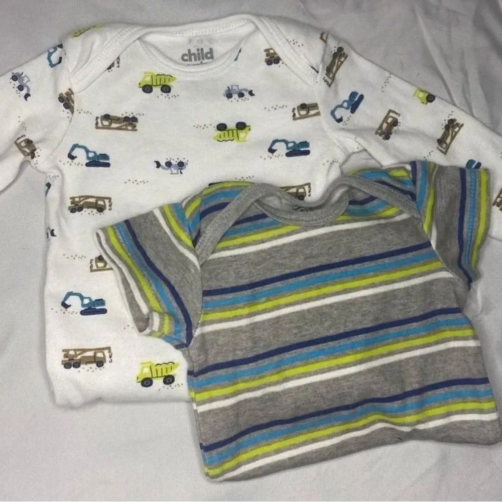 One long sleeve and one short sleeve onesie size 0-3M